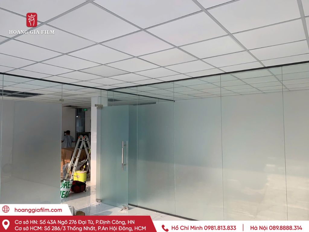 Bề mặt kính sau khi dán decal mờ