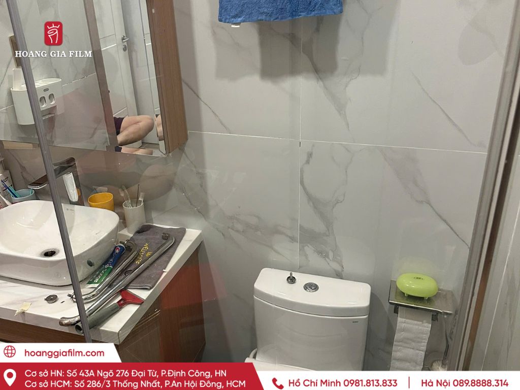 Bề mặt vách tắm kính