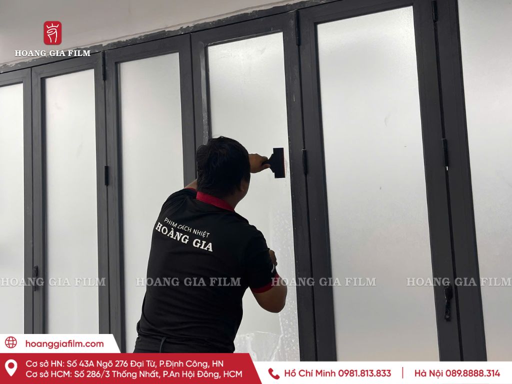 Hoàng Gia Film thi công dán decal mờ