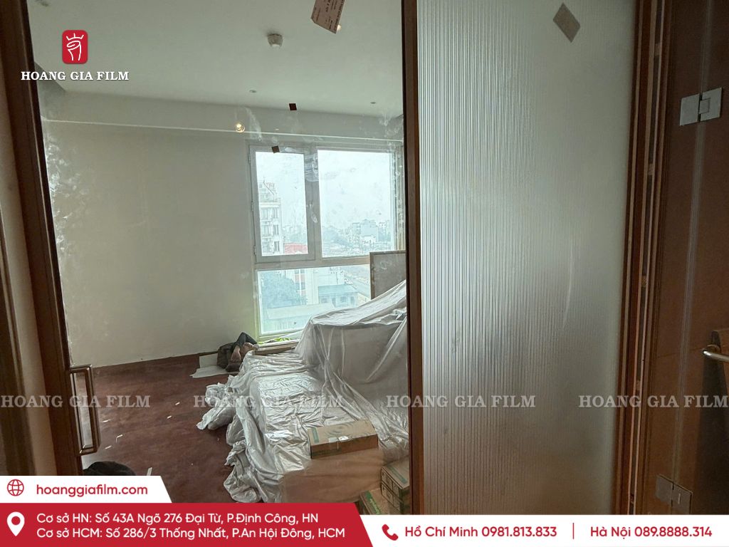Hoàng Gia Film thi công dán decal sóng vân dọc cho hệ kính nội thất.