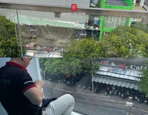 Dán phim an toàn kính lan can ban công nhà phố