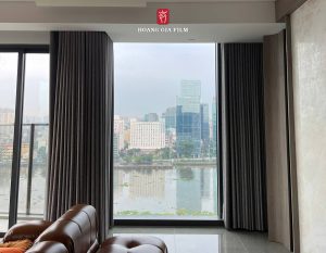 Phòng khách hoặc phòng ngủ có cửa kính lớn sau khi dán phim cách nhiệt, ánh sáng dịu, vẫn nhìn rõ view bên ngoài.