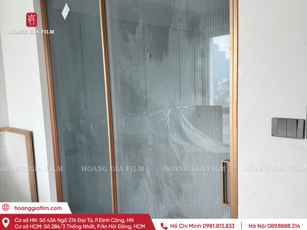 Decal vân dọc giúp kính có điểm nhấn nhẹ, tạo riêng tư nhưng không làm tối không gian.