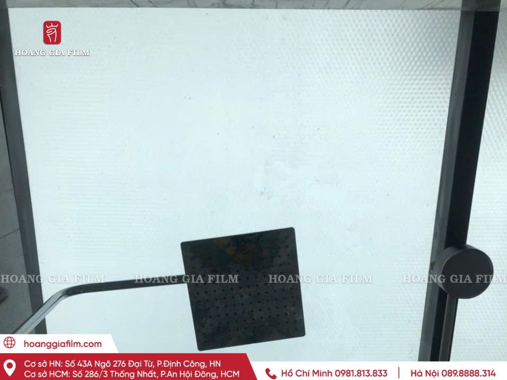 Decal mờ giúp che tầm nhìn qua kính