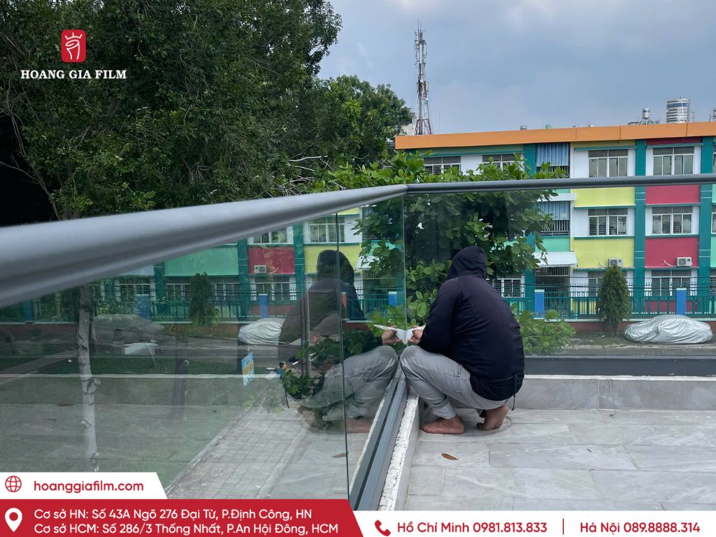 Kỹ thuật viên căn chỉnh và gạt phim an toàn