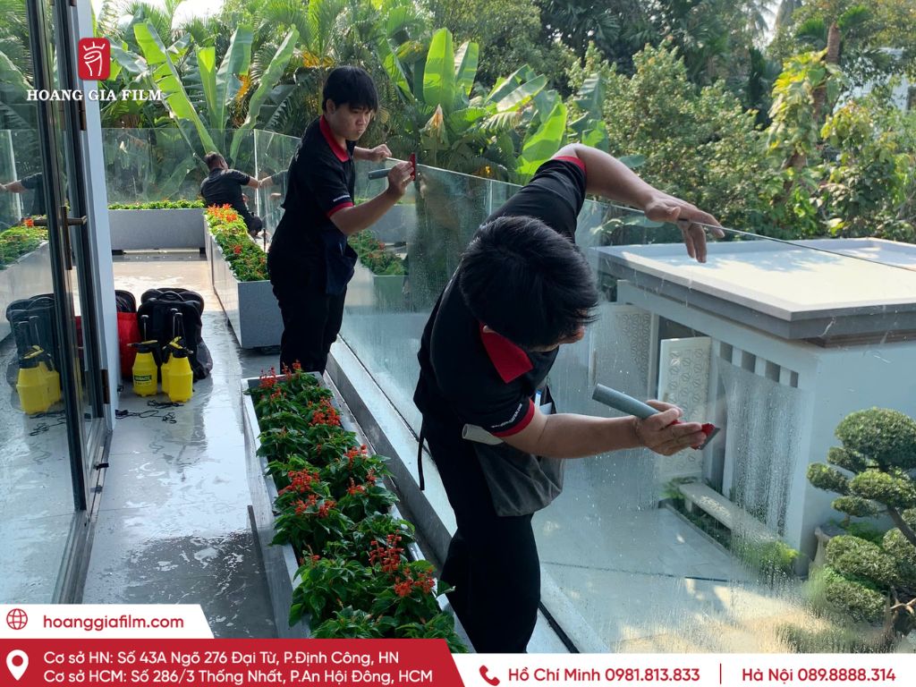 Kỹ thuật viên xử lý phim an toàn kính