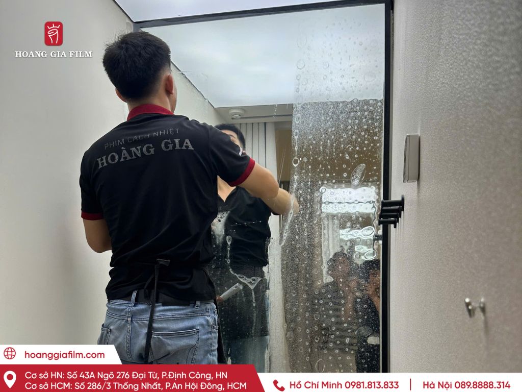 Kỹ thuật viên xử lý bề mặt và mép phim