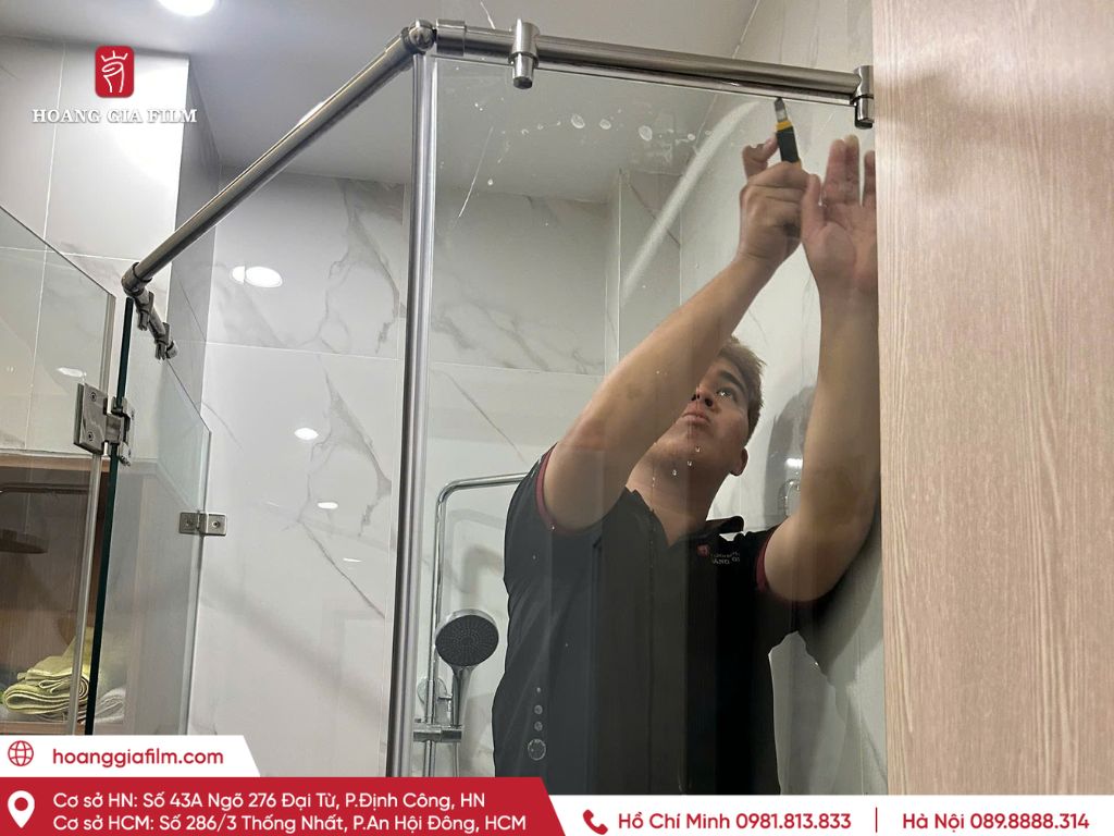 Kỹ thuật viên xử lý mép phim
