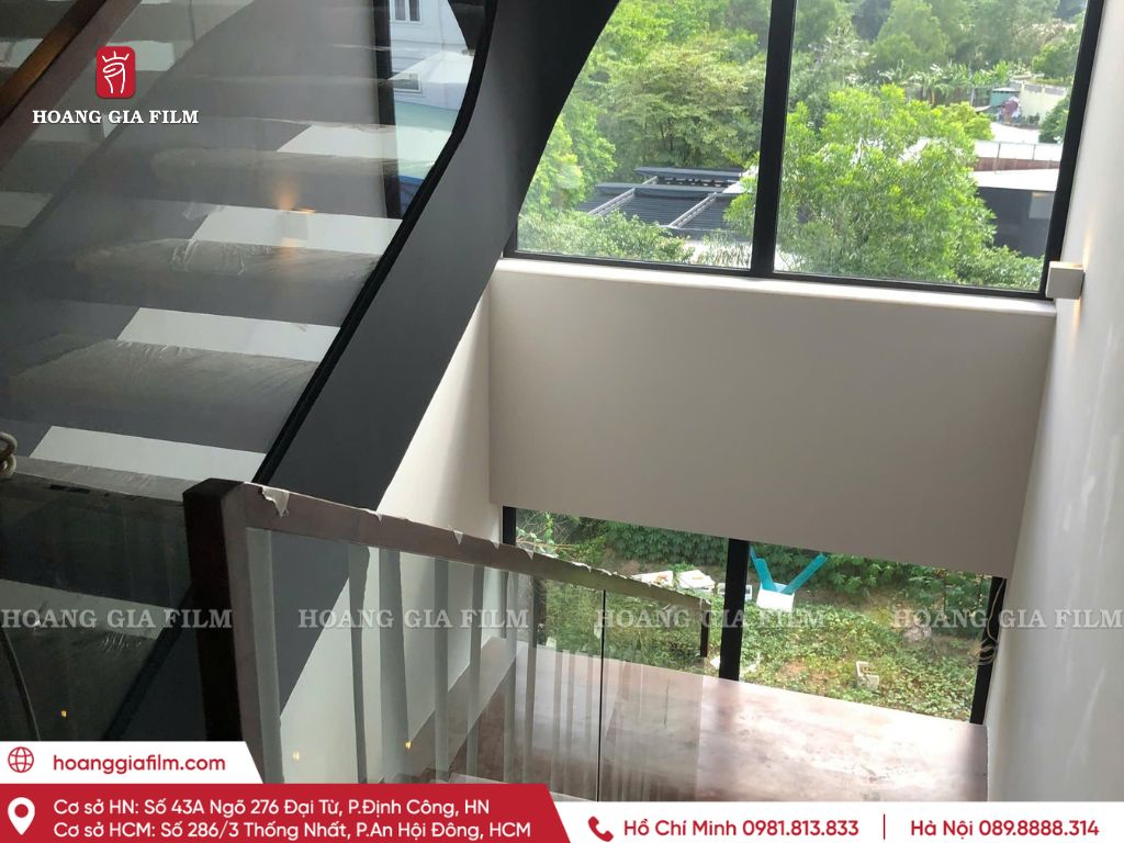 Kính cầu thang sau khi dán phim màu trung bình