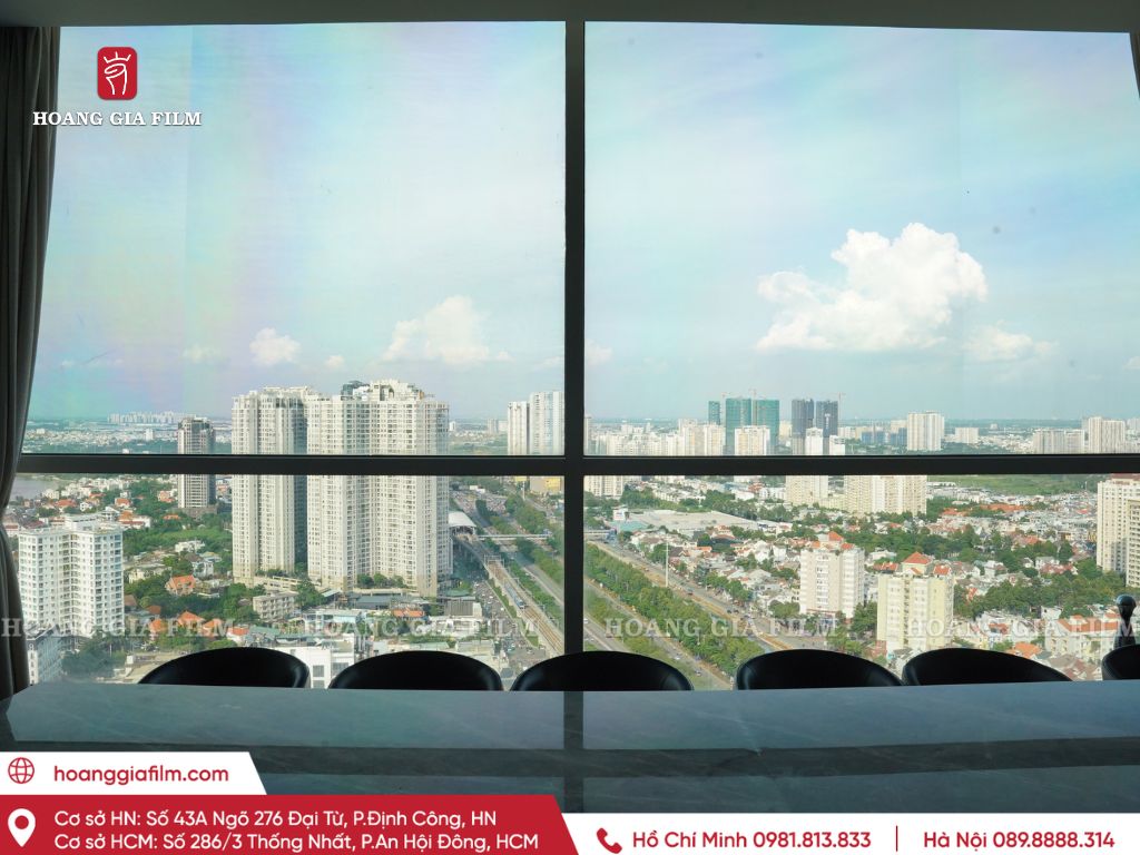 Hệ kính lớn tại penthouse cần giải pháp giảm nóng nhưng vẫn giữ được tầm nhìn thoáng.